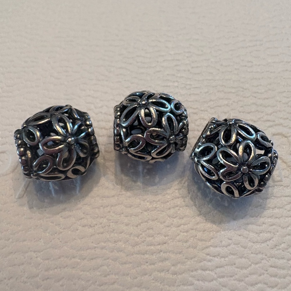 1 Authentic Retired Pandora Wildflower Charm 790890 Preowned